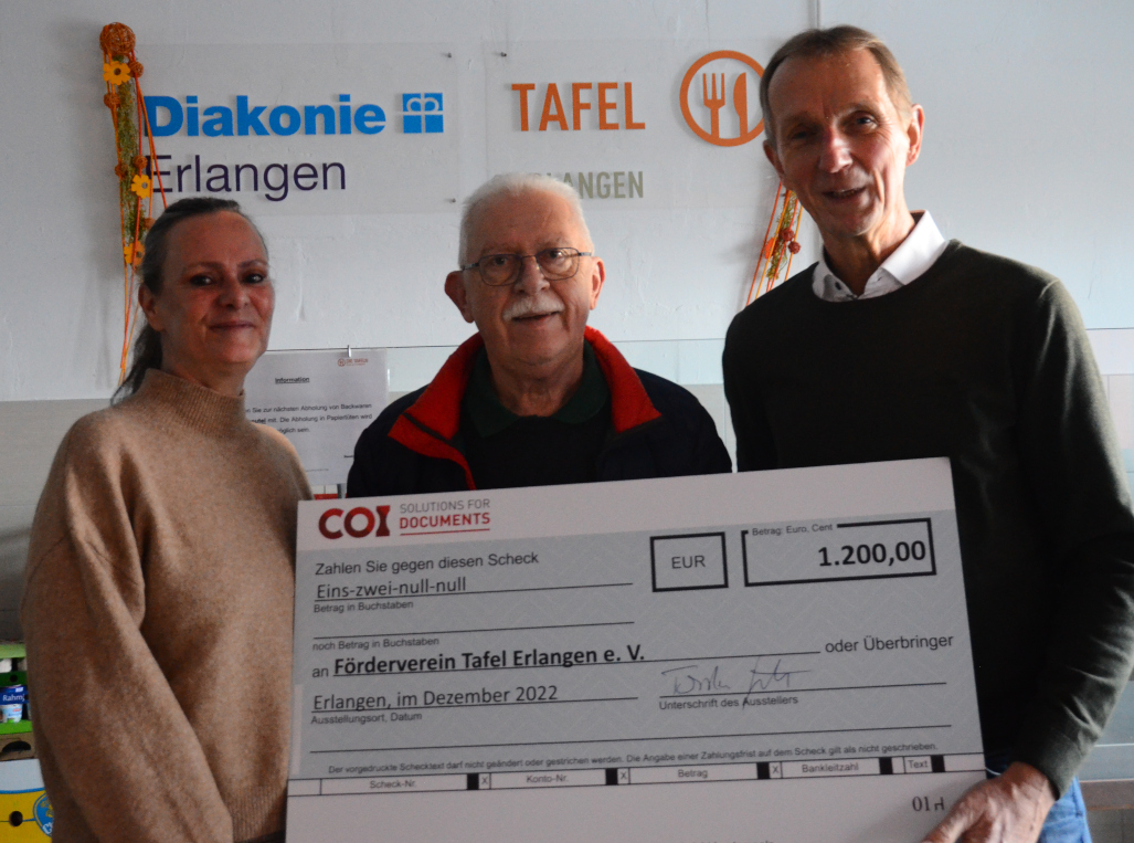 COI Übergabe Spendenscheck Weihnachten 2022 Tafel Erlangen
